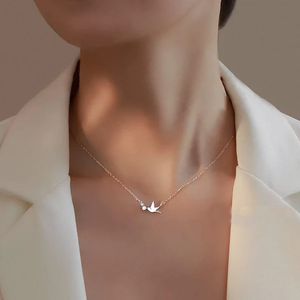 Colgante de pájaro de acero inoxidable de moda con baño de oro, diamantes y perlas como piedras principales, alas de aleación y cadena de eslabones para regalos budistas - Product Image 3