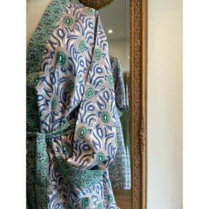 เสื้อคลุมอาบน้ำลายดอกบัว KIMONO ผ้าทอเนื้อนุ่ม ฟรีไซส์ เอวยางยืด ปิดด้วยกระดุมและเชือกผูก เหมาะสำหรับใส่ในฤดูใบไม้ผลิ ชุดอยู่บ้าน - Product Image 3