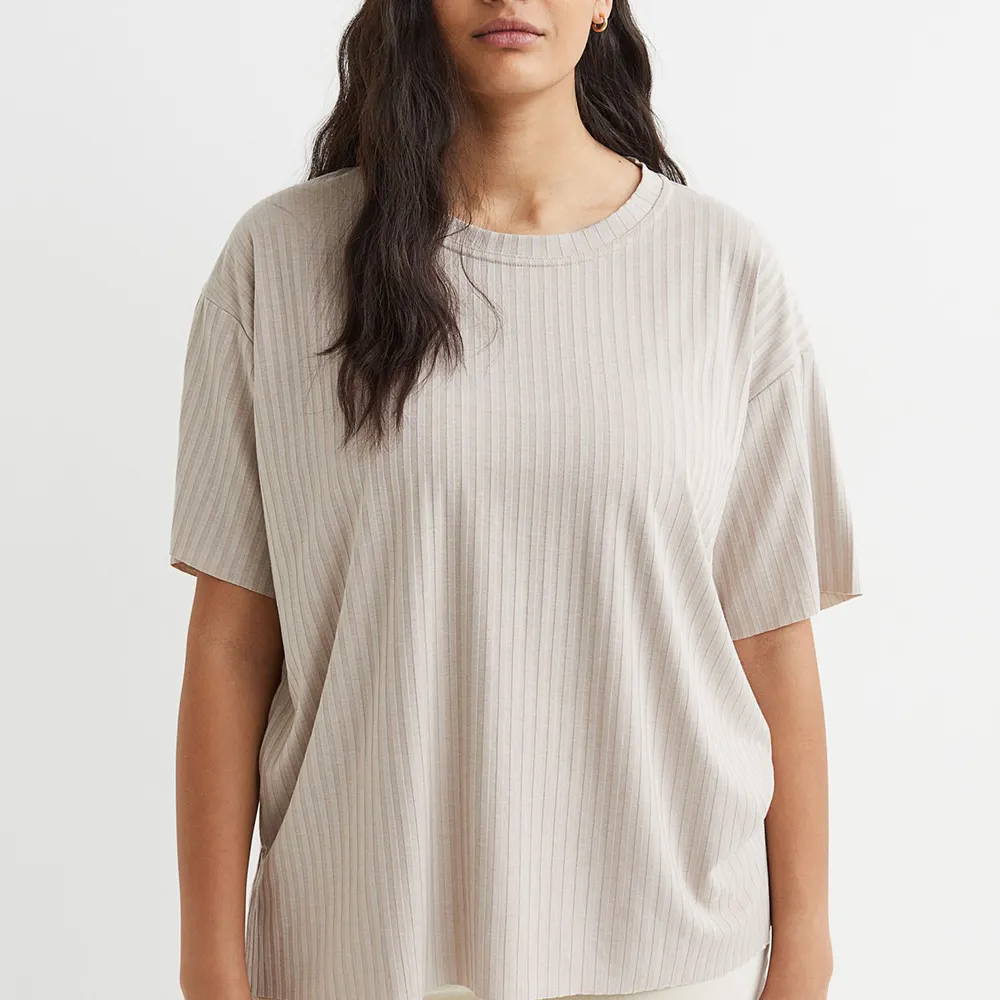 नई आरामदायक महिलाओं टी शर्ट और में सबसे ऊपर 100% कार्बनिक कपास सादे रंगीन कस्टम डिजाइन लोगो मुद्रित ब्रांड नाम