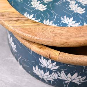 หม้อตุ๋นเซรามิกอะลูมิเนียมลายดอกไม้ Sea-bloom Alluring พร้อมฝาไม้ สำหรับอุ่นอาหาร ทำอาหาร และจัดเลี้ยงที่บ้าน - Product Image 3