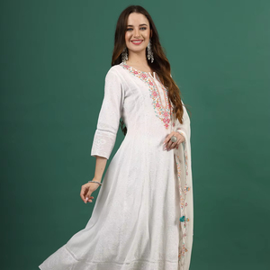 Vêtements de créateur indiens traditionnels brodés Anarkali Kurti pantalon assorti avec des ensembles Dupatta en organza aux prix de gros - Product Image 1