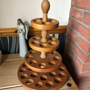 Porte-oeufs en bois élégant pour les maisons modernes conçu avec des lignes élégantes et une finition naturelle pour un affichage de cuisine élégant - Product Image 1