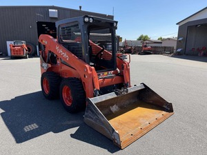 Le Kubota SSV65 Skid Steer est prêt à offrir des performances fiables sur les chantiers de construction, les fermes, les projets d'aménagement paysager et l'entretien. - Product Image 1