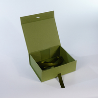 Boîte d'emballage rigide en carton vert magnétique personnalisée en gros avec nœud, gaufrage et revêtement UV, recyclable