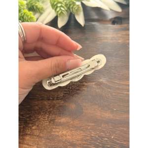Barrette à cheveux artisanale en huître barbelée et argent sterling de Danny Henio - Product Image 4