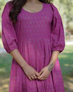 Robe longue en coton pur Aasha, imprimé à la main avec des motifs dorés, robe évasée ethnique au meilleur prix - Product Image 4