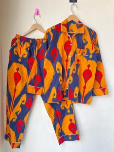 ชุดนอนยูนิเซ็กส์สไตล์ Boho, ชุดนอนพิมพ์ลาย Ikat ชุดนอนผ้าฝ้ายมีกระเป๋าของขวัญสำหรับเพื่อนเจ้าสาว - Product Image 2