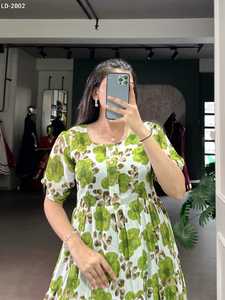 Ropa Étnica India, Seda Vichitra Rica con Estampado Floral, Anarkali Moderno, Kurtis Listos para Usar con Tallas Grandes Disponibles para Mujer - Product Image 2