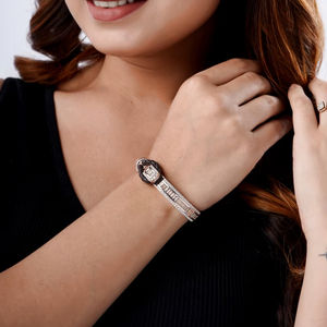 สร้อยข้อมือหรูหราประดับด้วยหินสีขาวและสีเขียวแบบผสมบนสายสีเขียวในดีไซน์เครื่องประดับที่ทันสมัยและสง่างาม - Product Image 1