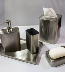 Un elegante juego de baño de tres piezas con acabado dorado con un patrón de textura único, que incluye un dispensador, vaso y una bandeja plana - Product Image 3