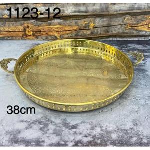 Plateau de service en laiton élégant et festif, conçu pour les célébrations de vacances et la décoration artistique de la maison, avec un ton doré chaud - Product Image 6