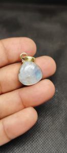 Collier pendentif fait main en laiton plaqué or avec pierre de lune arc-en-ciel en forme de poire, sertissage collet de créateur, bijoux fins - Product Image 4