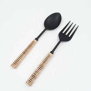 Servidor de ensalada de último diseño con mango de ratán, herramientas de ensalada de acero inoxidable, cuchara de ensalada pulida negra, herramientas para servir, cubiertos - Product Image 2