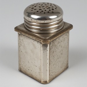 Moulin à poivre et à secouer en laiton fabriqué à la main avec un travail artisanal en cuivre poli offrant un accent décoratif pour les intérieurs de salle à manger - Product Image 6