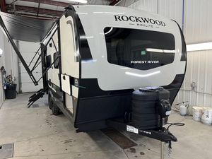 Moderna caravana todoterreno, casa móvil, autocaravana con luces LED de carga solar y equipamiento premium para viajes todoterreno. - Product Image 5