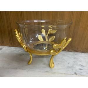 Bol de service et décoratif de forme ronde en verre clair de vente chaude avec support de base de conception de feuilles en métal plaqué or d'Inde - Product Image 1