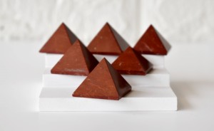 Pyramides miniatures en lapis-lazuli de qualité supérieure pour la méditation et la décoration - Product Image 6