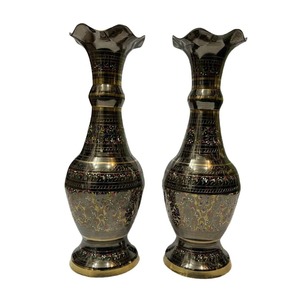 Ensemble de vases à fleurs en laiton vintage, paire, émaillés à la main, gravés de motifs floraux, vase à bourgeons en métal, bord festonné orné, décoration de table pour la maison - Product Image 1