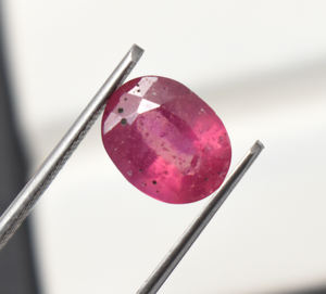 ไพลินสีชมพูธรรมชาติสีสดใสรูปไข่สีชมพูแซฟไฟร์ธรรมชาติที่เต็มไปด้วยอัญมณีหลวมสำหรับเครื่องประดับอัญมณีทรงรีเหลี่ยมเพชรพลอยตัดเป็นรูปวงรี - Product Image 5