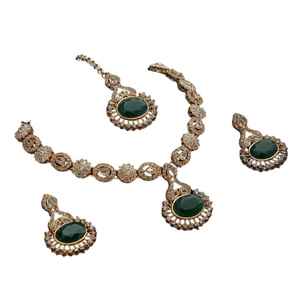 Parure de bijoux de mariage Kundan plaquée or, inspirée, avec émeraudes vertes et saphirs bleus, avec boucles d'oreilles, bijoux de mariage indiens et pakistanais - Product Image 1