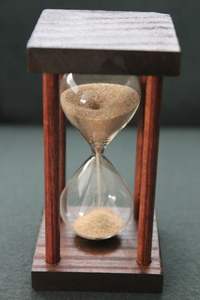 Sablier artisanal en bois avec des chambres en verre transparent élégantes, sable coulant en douceur, finition naturelle pour la maison - Product Image 5