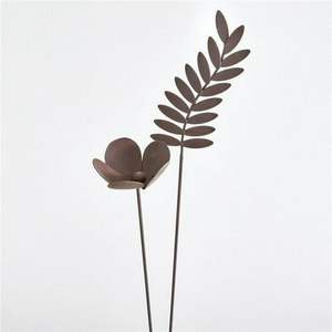 Estacas de metal para jardín con diseño floral, ideales para decorar caminos y realzar la belleza botánica con una artesanía floral robusta. - Product Image 2