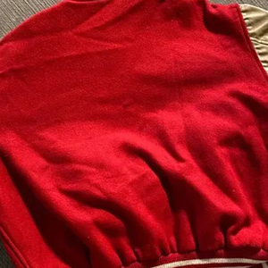 High Street Style Red Varsity Chaquetas Hombres Mujeres Logotipo personalizado Estampado Soporte Cierre de cremallera Diseño de letras de invierno Servicio OEM disponible - Product Image 5