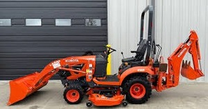 Tractor Kubota LA340 4WD con cargador frontal y retroexcavadora, color rojo, tractor de jardín. - Product Image 5