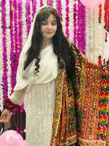 Chales de Seda Espejo 100% Originales para Mujer, los Más Vendidos, Largos, Lisos, con Diseño Étnico Pintado a Mano, Transpirables, Amigables con la Piel, para Todas las Estaciones - Product Image 4