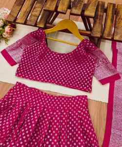 Atractivo precio al por mayor Velvet Lehenga Choli Set con la mejor etiqueta de precio y elegancia asequible Precio barato Achkan/Sherwani - Product Image 6