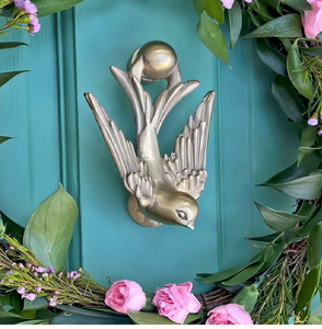 Un majestuoso aldaba de latón en forma de loto con un llamativo diseño floral, disponible a precios de mayorista. - Product Image 3