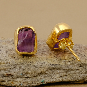 Boucles d'oreilles naturelles brutes Améthyste Pierre précieuse fabriquée à la main Pierre de naissance Collet Setting Push Back Tiny Natural Rough Gemstone Jewelry - Product Image 4