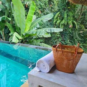 Bolso de mano bohemio de mimbre con correas largas de cuero para mujer, bolso de mano elegante respetuoso con el medio ambiente hecho a mano para uso veraniego de Vietnam - Product Image 2