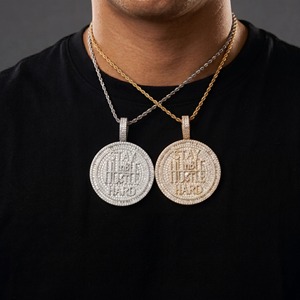 Colgante Redondo de Plata de Ley 925 con Moissanita y la Inscripción “HUSTLE HARD”, Joyería Hip Hop de Lujo para Hombre - Product Image 4