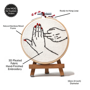งานปักมือ "Bold Wink" บนห่วงไม้ไผ่ขนาด 10 ซม. – ของตกแต่งรูปมือชูนิ้วกลางสไตล์มินิมอลสุดเท่ – ของขวัญสร้างสรรค์ที่มีเอกลักษณ์ - Product Image 2