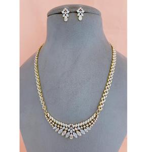 Conjunto de colgante de tono dorado con aspecto de piedras AD de diseñador con pendientes para mujeres y niñas, colecciones de ropa de boda para fiestas - Product Image 1