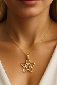 Collier minimaliste en argent sterling 925 plaqué or, fait à la main, avec pendentif en forme de fleur chrétienne, CZ, design floral délicat, pétales - Product Image 3