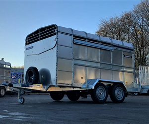 Remorque Premium pour Chevaux d'Élevage à Vendre avec Essieu Triple de 14 Pieds, Capacité de 3500 kg et Portes Centrales Amovibles - Product Image 1
