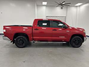 Tundra S-R-5 CrewMax 5.7L FFV 4WD de Segunda Mano, Modelo 2018 - Product Image 4