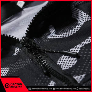 Sweat à capuche zippé pour homme fabriqué en usine - Service OEM, tissu polaire de haute qualité, couleur unie, respirant, séchage rapide, logo personnalisé - Product Image 5