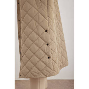 Abrigo Largo Acolchado con Capucha para Invierno en Color Beige con Relleno de Fibra de Poliéster - Product Image 5