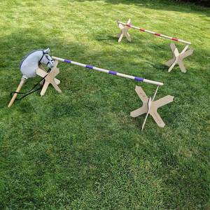 Set de Salto de Obstáculos Ajustable para Caballos de Juguete con 2 Obstáculos de Madera, Equipo de Entrenamiento de Cavaletti de Pino de 110 cm para Práctica al Aire Libre - Product Image 6