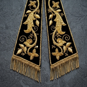 Estola de terciopelo de lujo con bordado dorado y distintivo de pedrería para decoración de prendas - Product Image 6