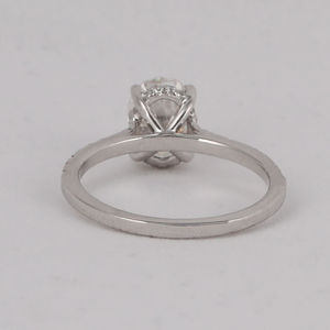 Bague de fiançailles en or blanc 18 carats avec diamant de laboratoire taille ovale et pierres d'appoint taille ronde, bague glamour en diamant de laboratoire - Product Image 3