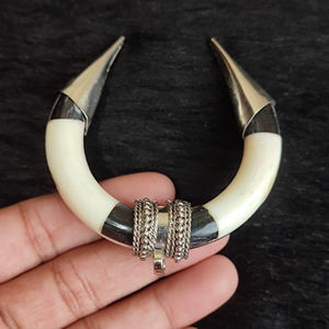 Collier avec pendentif en os de buffle, bijoux tribaux naturels et durables pour femmes, haute qualité - Product Image 1