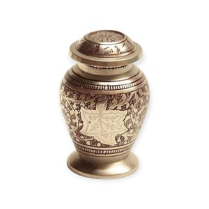 Urne commémorative en laiton antique gravée, urne traditionnelle pour cendres - Product Image 1