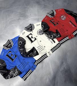 เสื้อแจ็คเก็ตวาร์ซิตี้ผู้ชายแบบหนาสำหรับฤดูหนาว ทำจากผ้าขนสัตว์ พร้อมลายปักแบบแพทช์เวิร์ค ดีไซน์ปักเชนิล แขนเสื้อแบบหนัง - Product Image 1