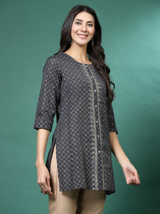 คุณภาพส่งออกของผู้หญิงอินเทรนด์มีสไตล์สีเทาปัก Chanderi Kurti สั้นจับคู่กับกางเกงคอลเลกชันเครื่องแต่งกายสํานักงานล่าสุด - Product Image 5