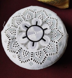 Chapeau de prière pour hommes musulmans de qualité d'exportation Chapeau de prière islamique Kufi Chapeau de couvre-chef avec broderie Chapeau Cadeau de l'Aïd du Bangladesh - Product Image 2