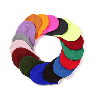 Vente en gros de bonnets classiques personnalisés avec votre propre logo chapeaux tricotés de couleur unie chapeau chaud patchs personnalisés bonnets - Product Image 1